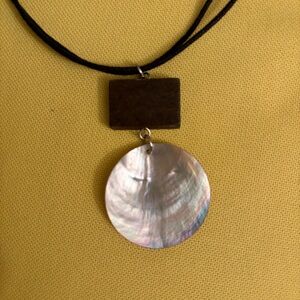 Vintage shell clam necklace shell +wood Beautiful